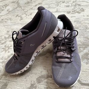 ON running shoe in gray/purple color
